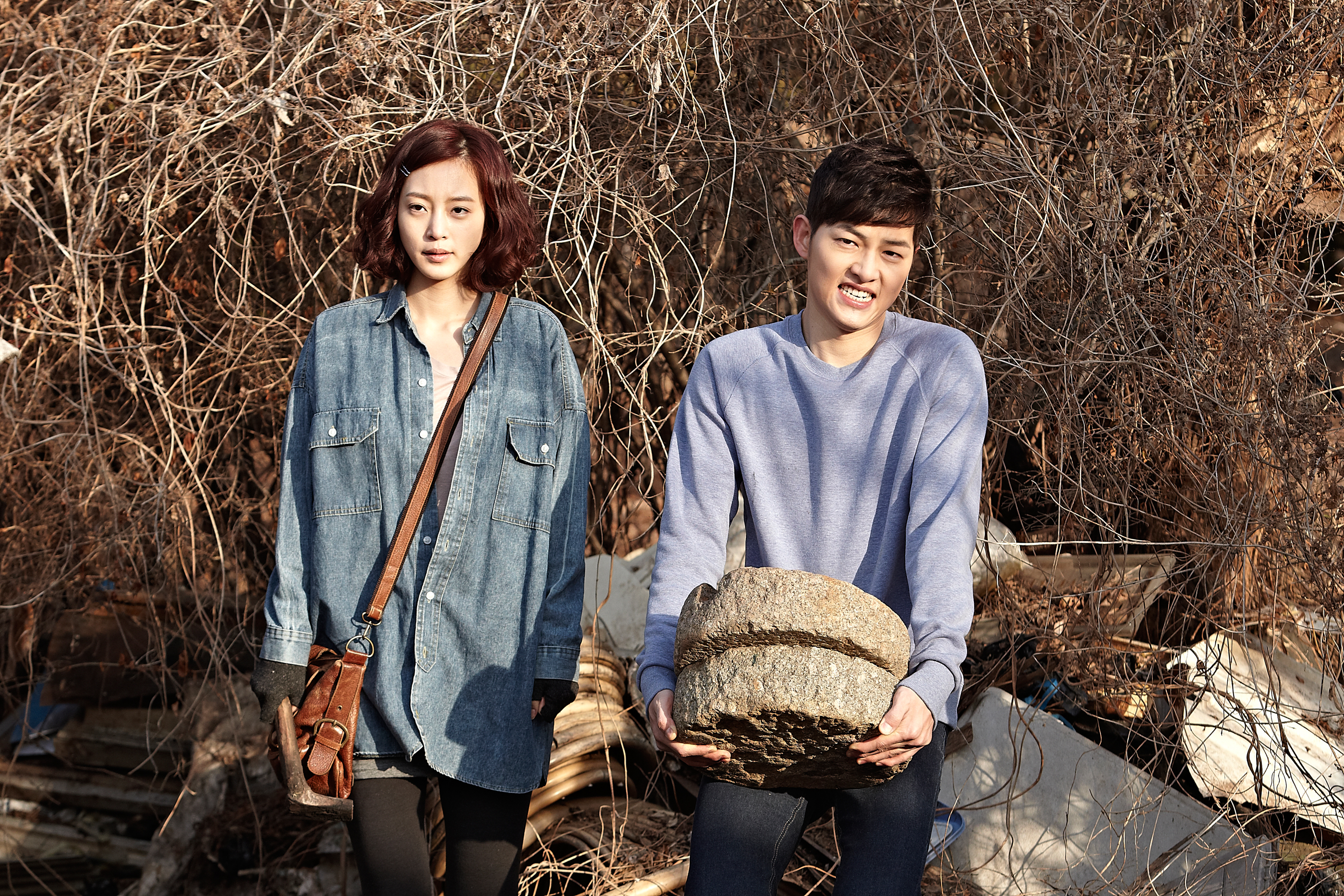 Still of Ye-seul Han and Joong-ki Song in Ti-kkeul-mo-a ro-maen-seu (2011)