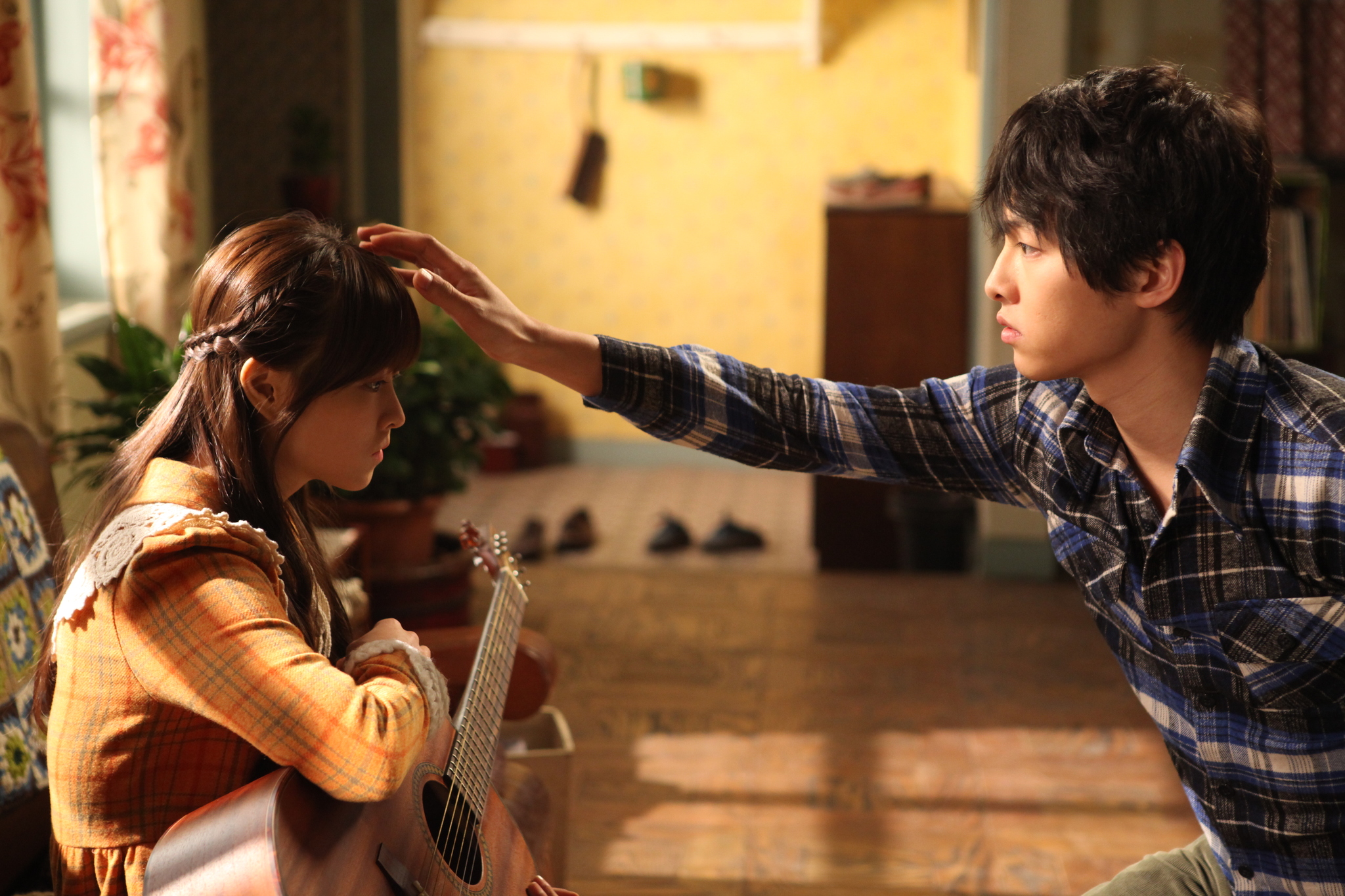 Still of Bo-yeong Park and Joong-ki Song in Neuk-dae-so-nyeon (2012)