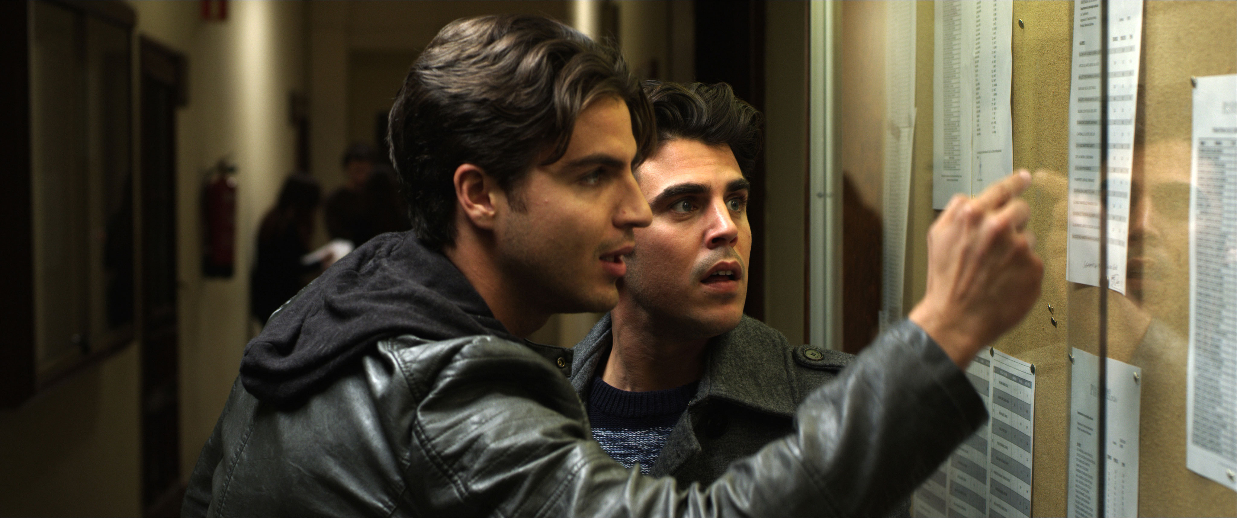 Still of Maxi Iglesias and Javier Hernández in Asesinos inocentes (2015)