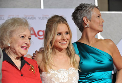 Still of Jamie Lee Curtis, Kristen Bell and Betty White in Ir vel tu! (2010)