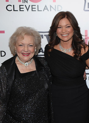 Valerie Bertinelli and Betty White at event of Hot in Cleveland (2010)