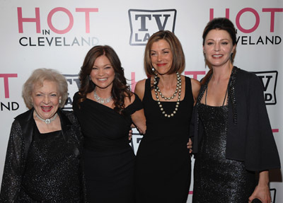 Valerie Bertinelli, Jane Leeves, Wendie Malick and Betty White at event of Hot in Cleveland (2010)