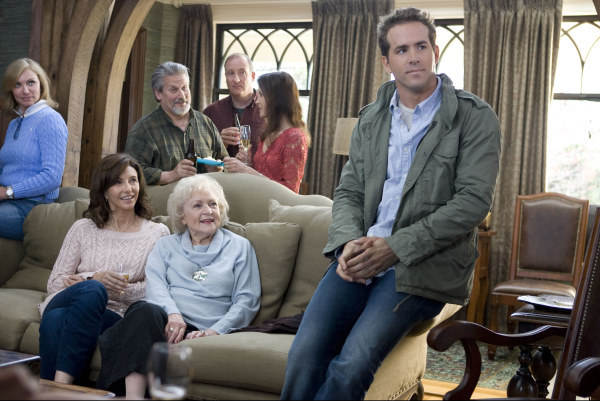 Still of Ryan Reynolds, Mary Steenburgen and Betty White in Pirslybos (2009)