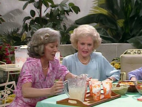 Still of Polly Holliday and Betty White in The Golden Girls (1985)