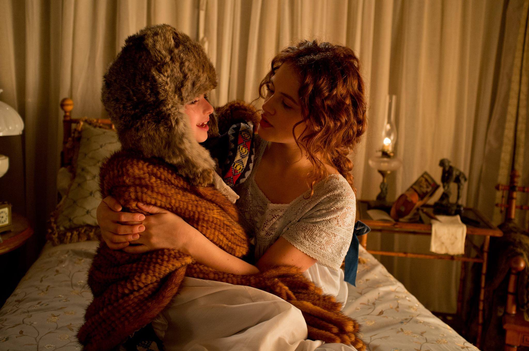 Still of Jessica Brown Findlay and Mckayla Twiggs in Ziemos pasaka (2014)