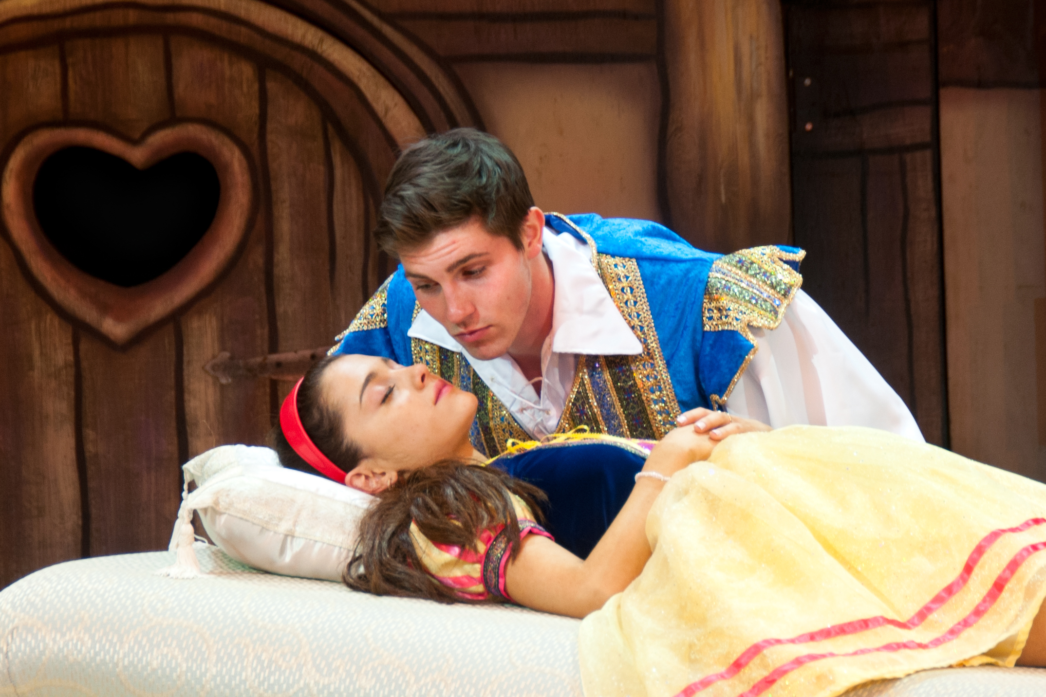 A SNOW WHITE CHRISTMAS Presented by The Pasadena Playhouse A Lythgoe Family Production Directed By Bonnie Lythgoe