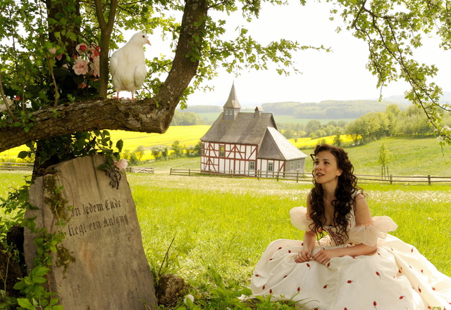 Aylin Tezel as Aschenputtel in Uwe Janson´s film 