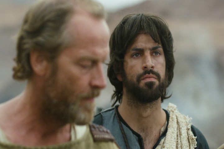 Still of Saif Al-Warith and Iain Glen in The Red Tent.