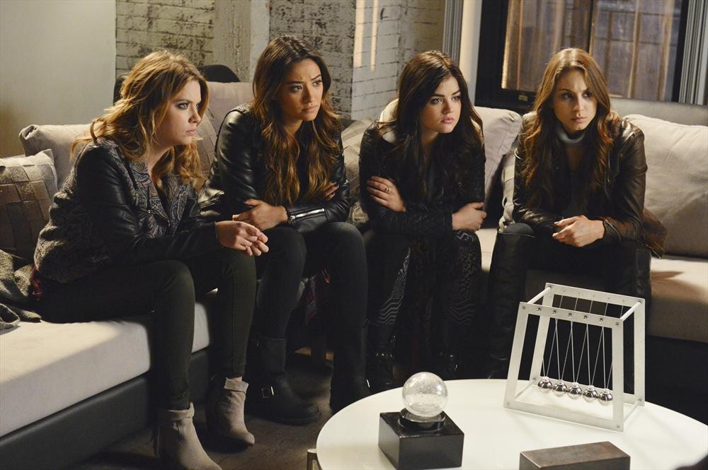 Still of Troian Bellisario, Lucy Hale, Ashley Benson and Shay Mitchell in Jaunosios melages (2010)