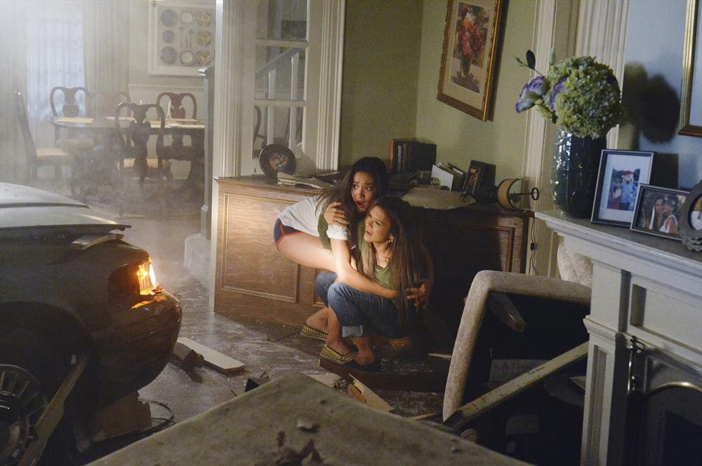 Still of Nia Peeples and Shay Mitchell in Jaunosios melages (2010)