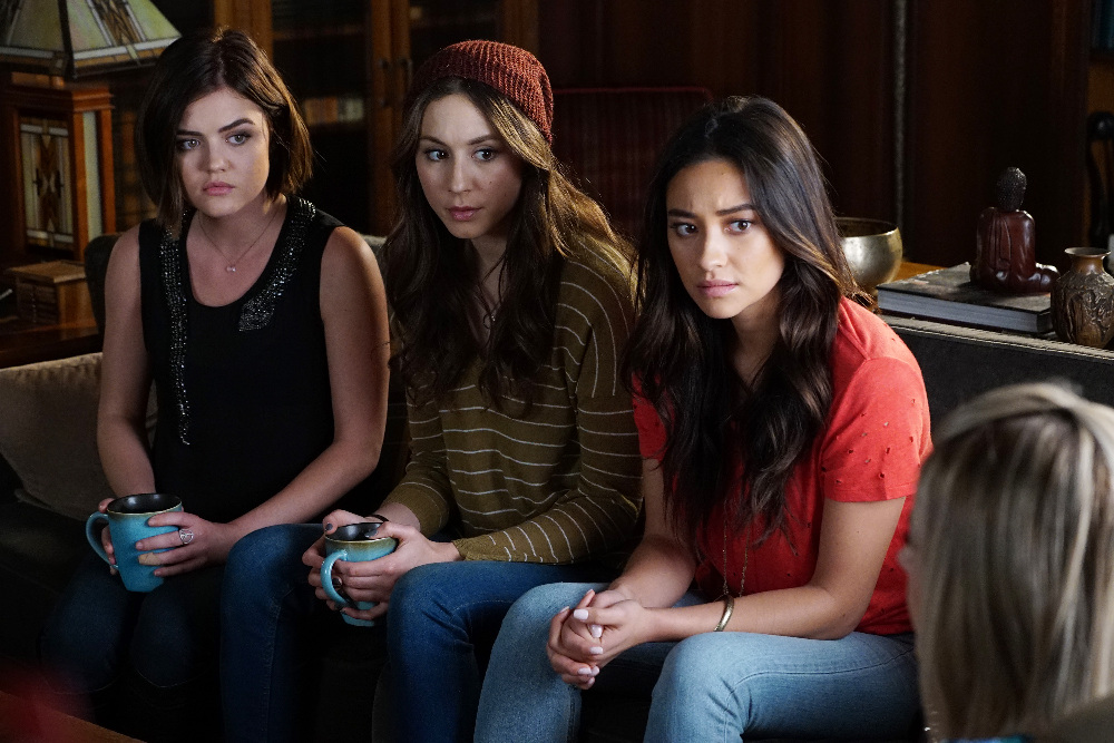 Still of Troian Bellisario, Lucy Hale and Shay Mitchell in Jaunosios melages (2010)