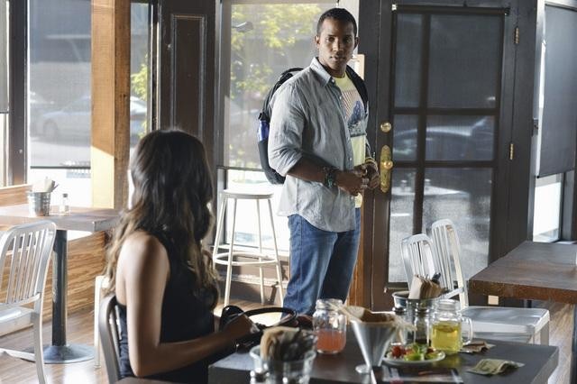 Still of Sterling Sulieman and Shay Mitchell in Jaunosios melages (2010)