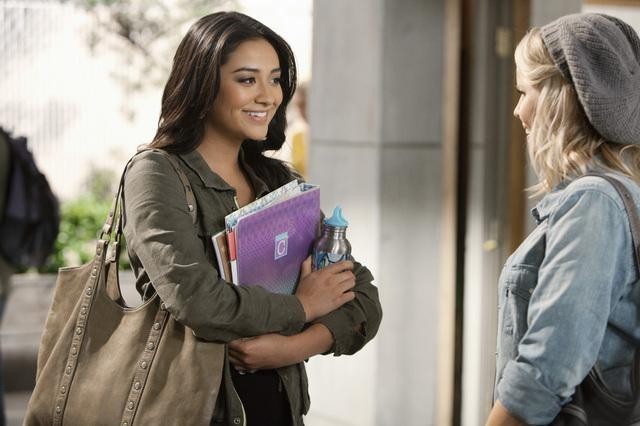 Still of Claire Holt and Shay Mitchell in Jaunosios melages (2010)