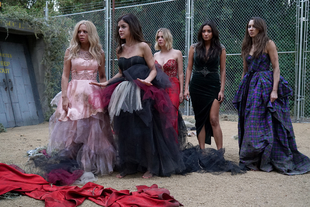 Still of Troian Bellisario, Janel Parrish, Lucy Hale, Ashley Benson, Shay Mitchell and Pretty Little Liars in Jaunosios melages (2010)