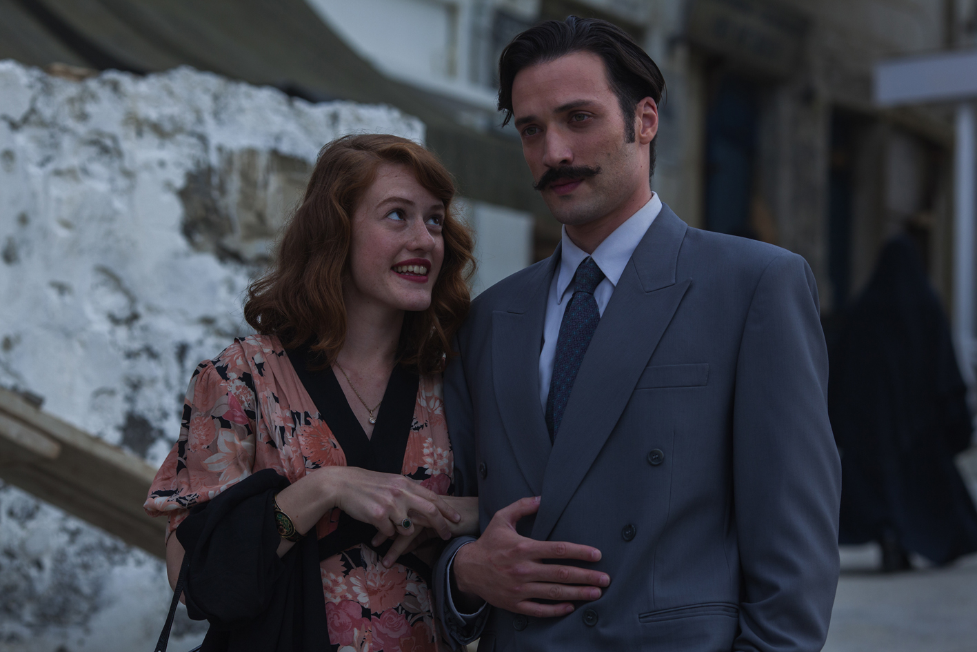 Still of Andreas Konstantinou and Sofia Kokkali in Mikra Anglia (2013)