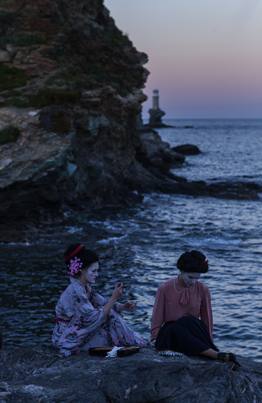 Still of Sofia Kokkali and Pinelopi Tsilika in Mikra Anglia (2013)