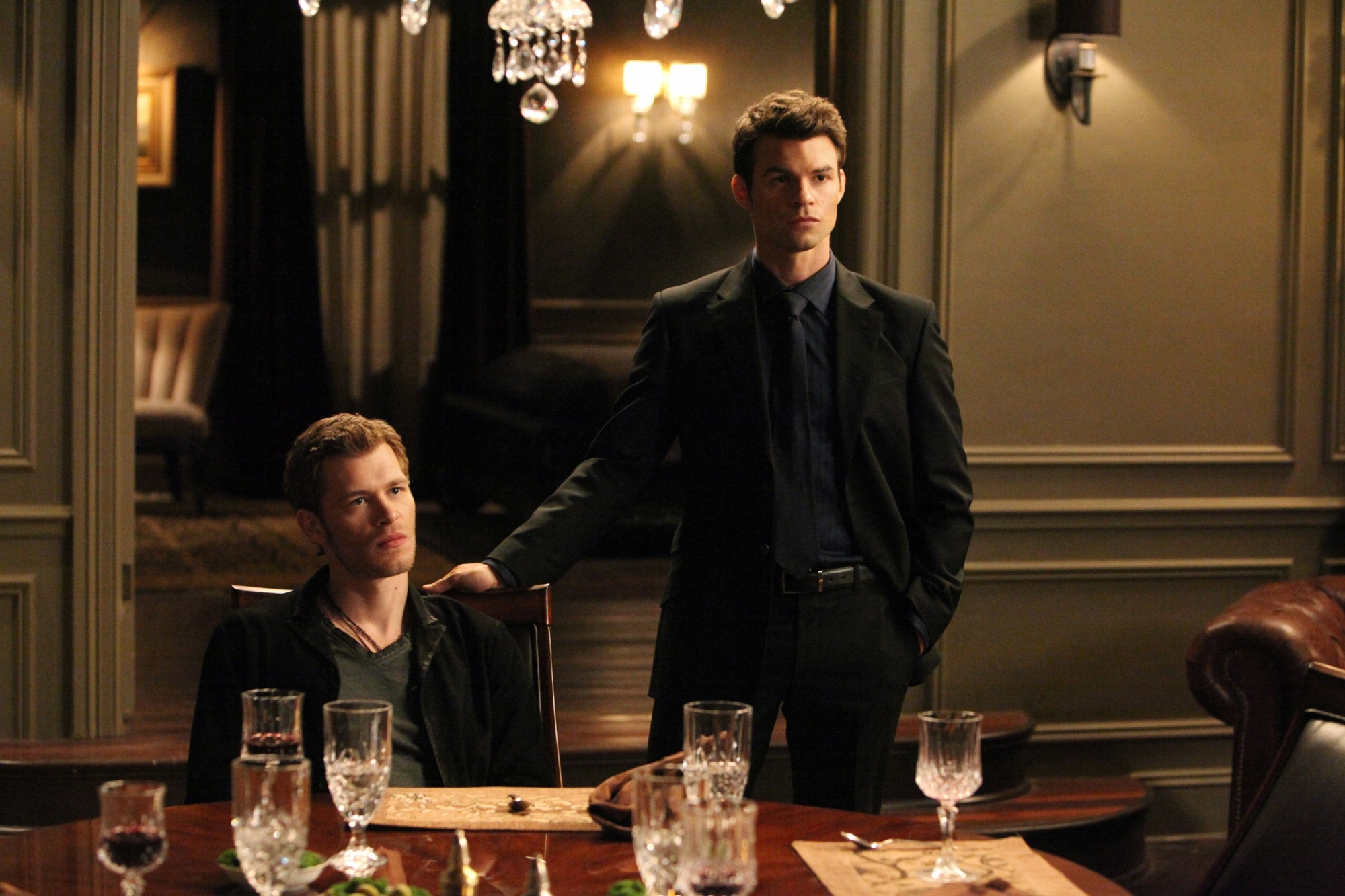 Still of Daniel Gillies and Joseph Morgan in Vampyro dienorasciai (2009)