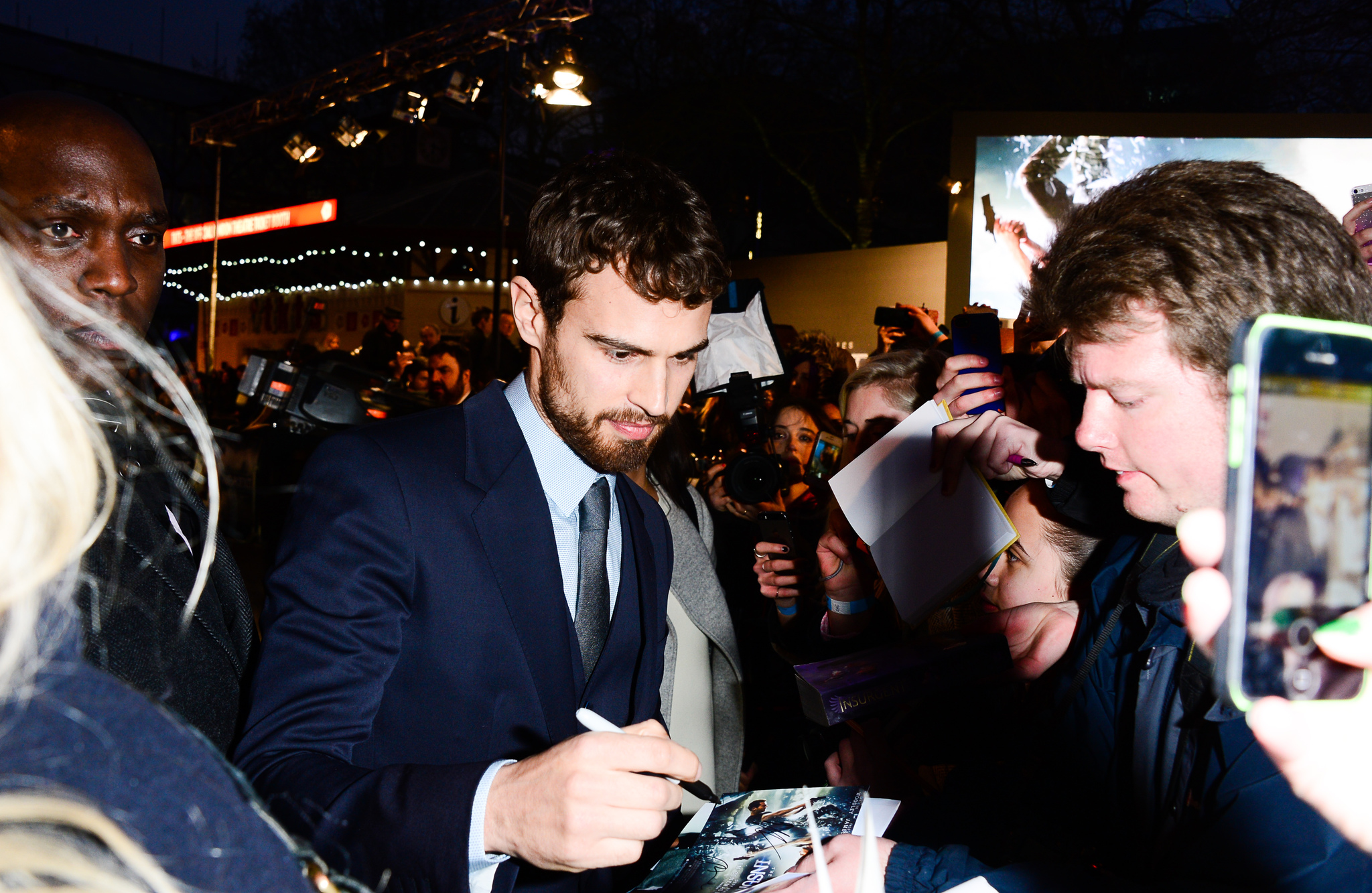 Theo James at event of Insurgente (2015)