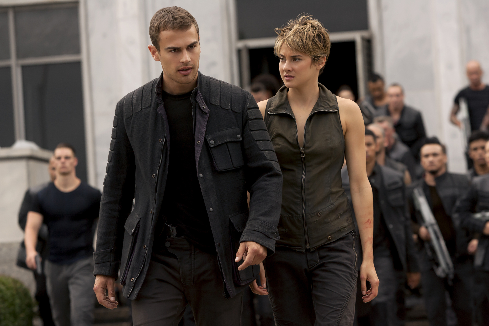 Still of Shailene Woodley and Theo James in Insurgente (2015)