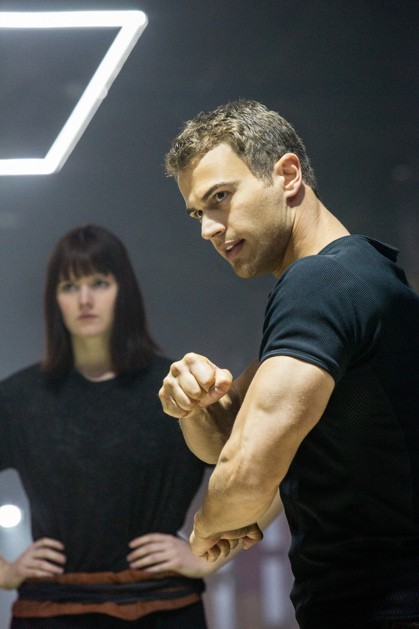 Still of Theo James and Amy Newbold in Divergente (2014)