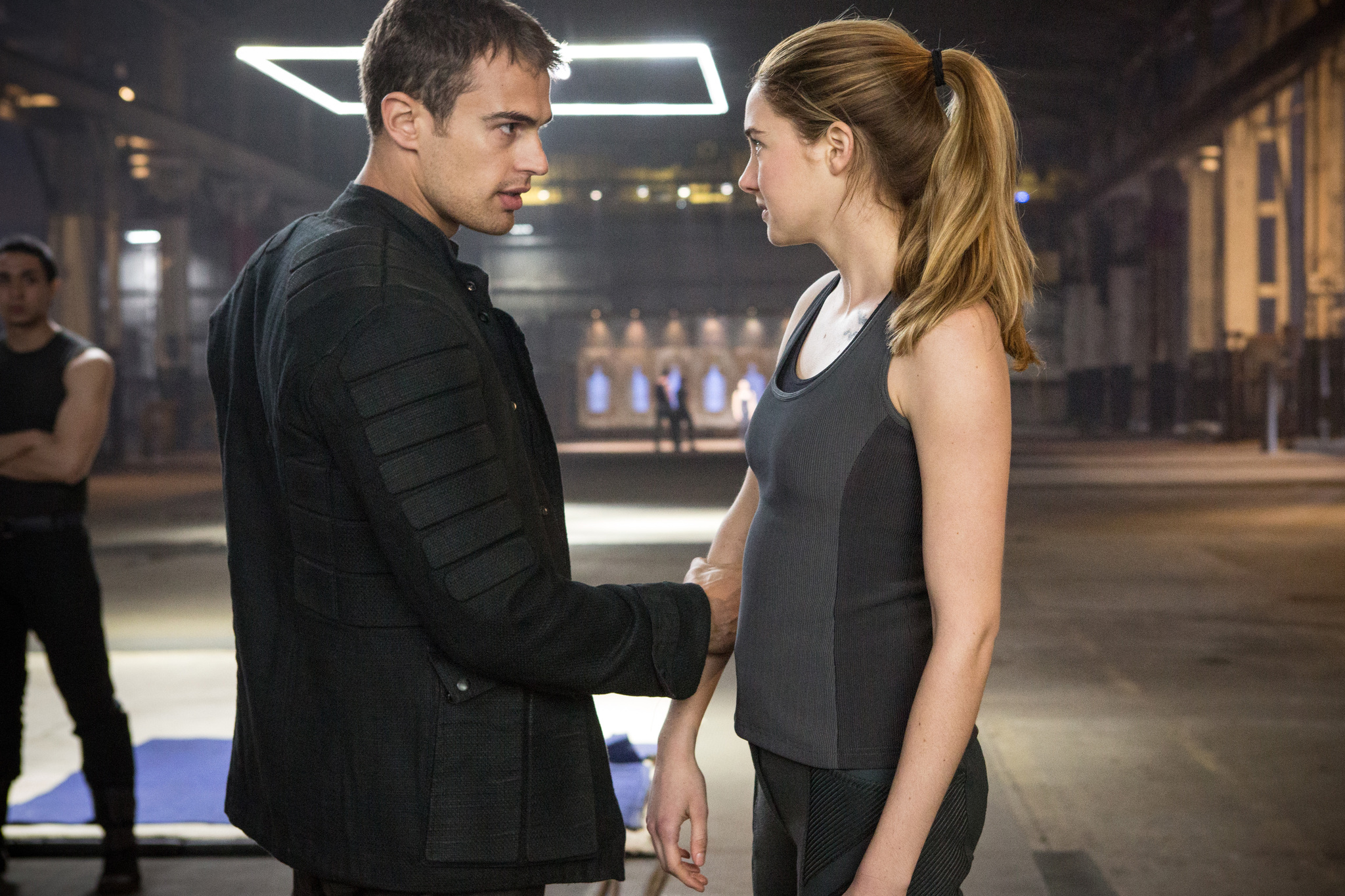 Still of Shailene Woodley and Theo James in Divergente (2014)