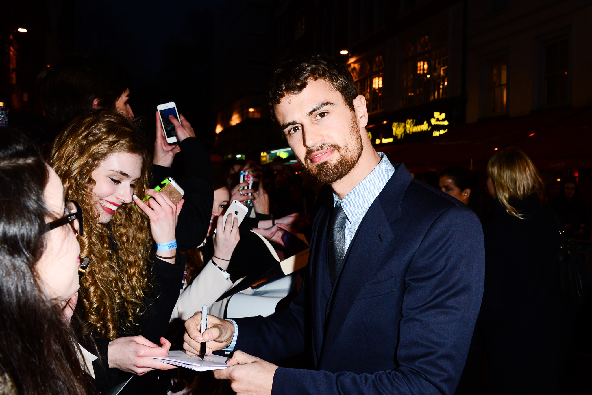 Theo James at event of Insurgente (2015)