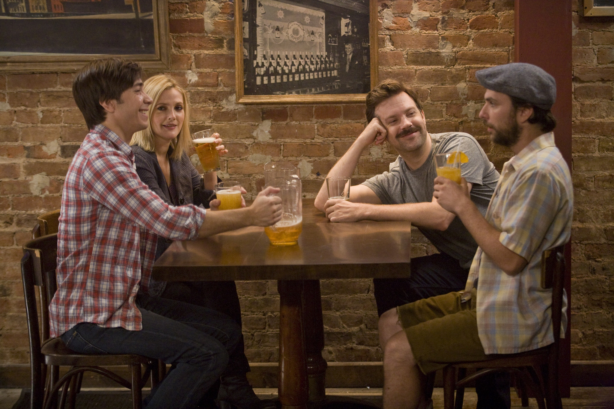 Still of Drew Barrymore, Charlie Day, Justin Long and Jason Sudeikis in Going the Distance (2010)