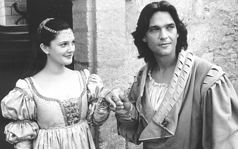 Still of Drew Barrymore and Dougray Scott in Ilgai ir laimingai: Pelenes istorija (1998)