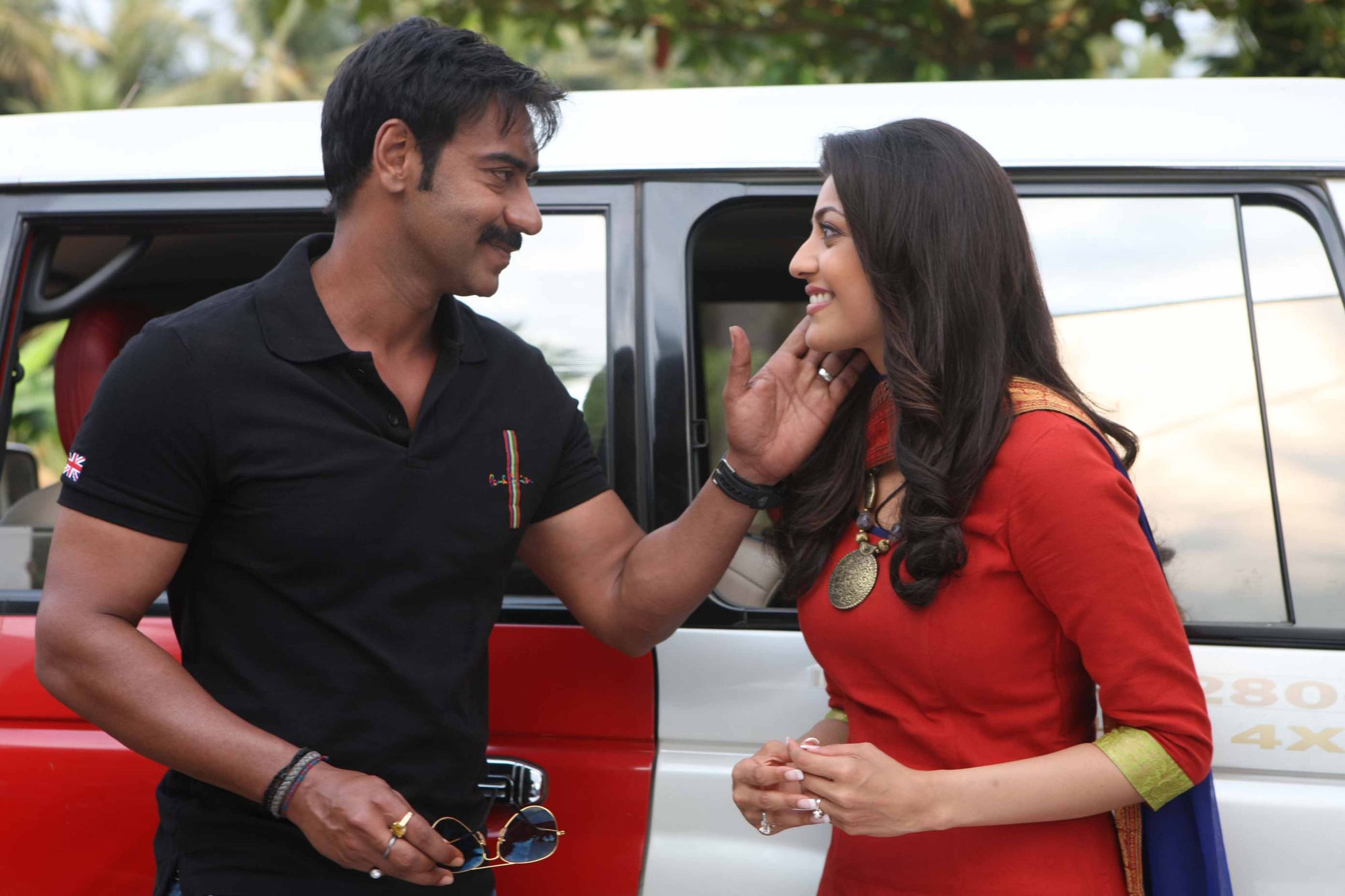 Still of Ajay Devgn and Kajal Aggarwal in Singham (2011)