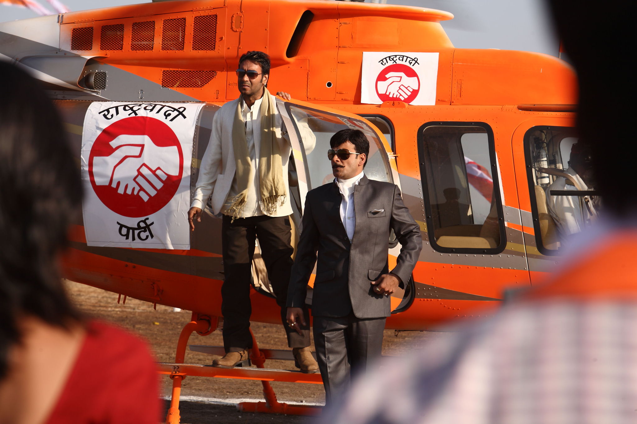 Still of Manoj Bajpayee and Ajay Devgn in Raajneeti (2010)