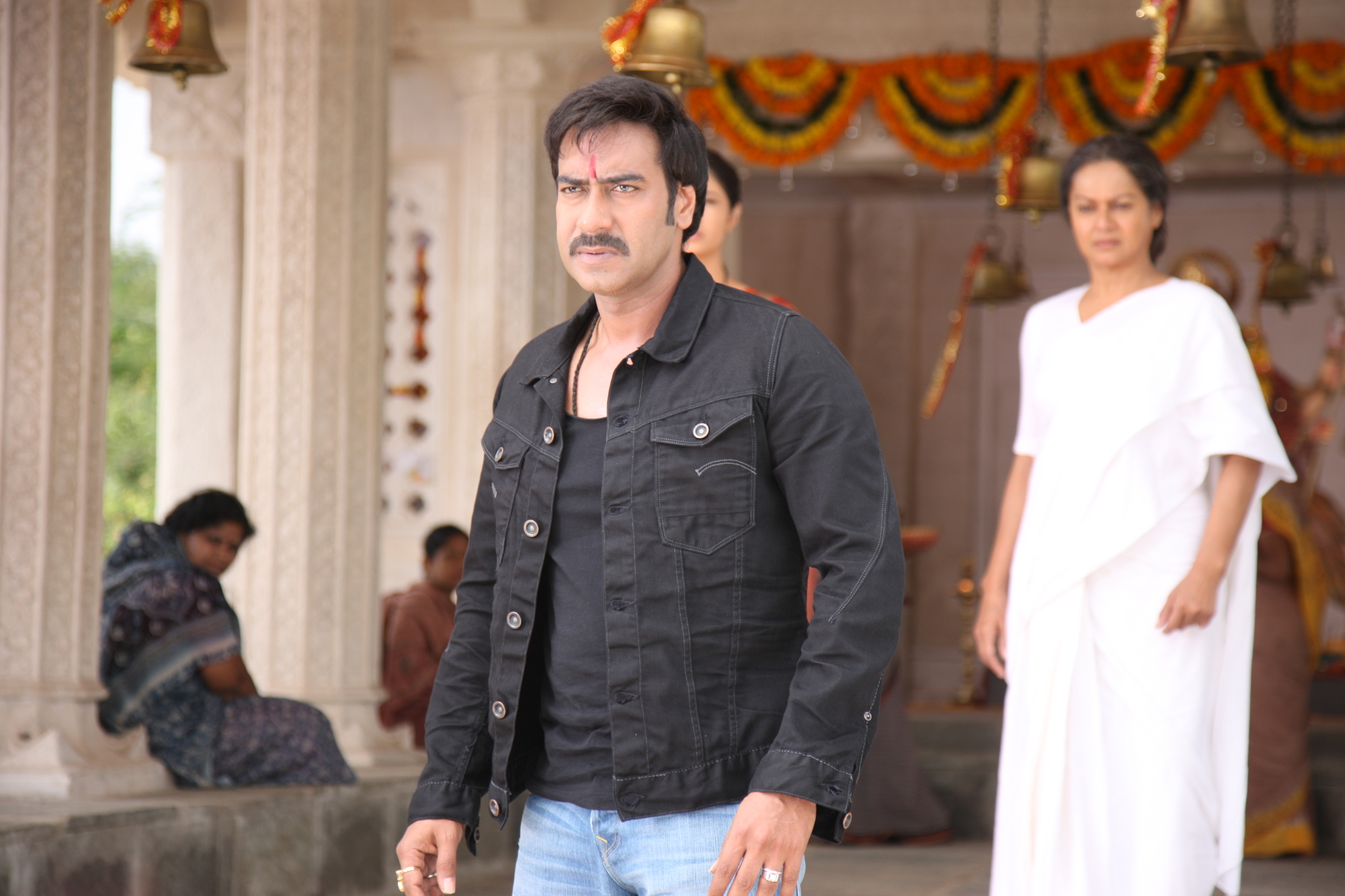 Still of Ajay Devgn and Zarina Wahab in Himmatwala (2013)