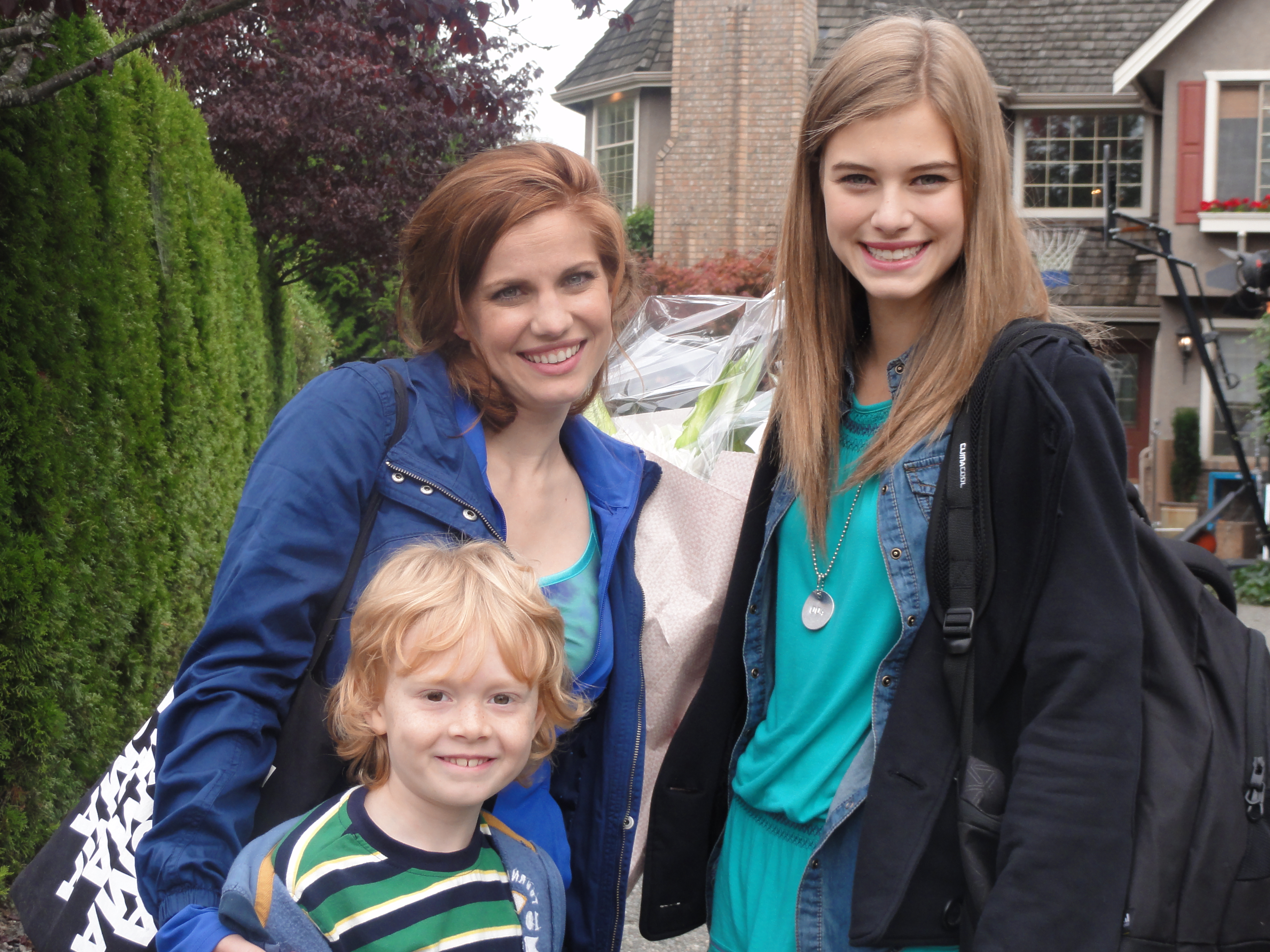 Anna Chlumsky, Tiera Skovbye and Jakob Davies in Three Weeks, Three Kids (2011)