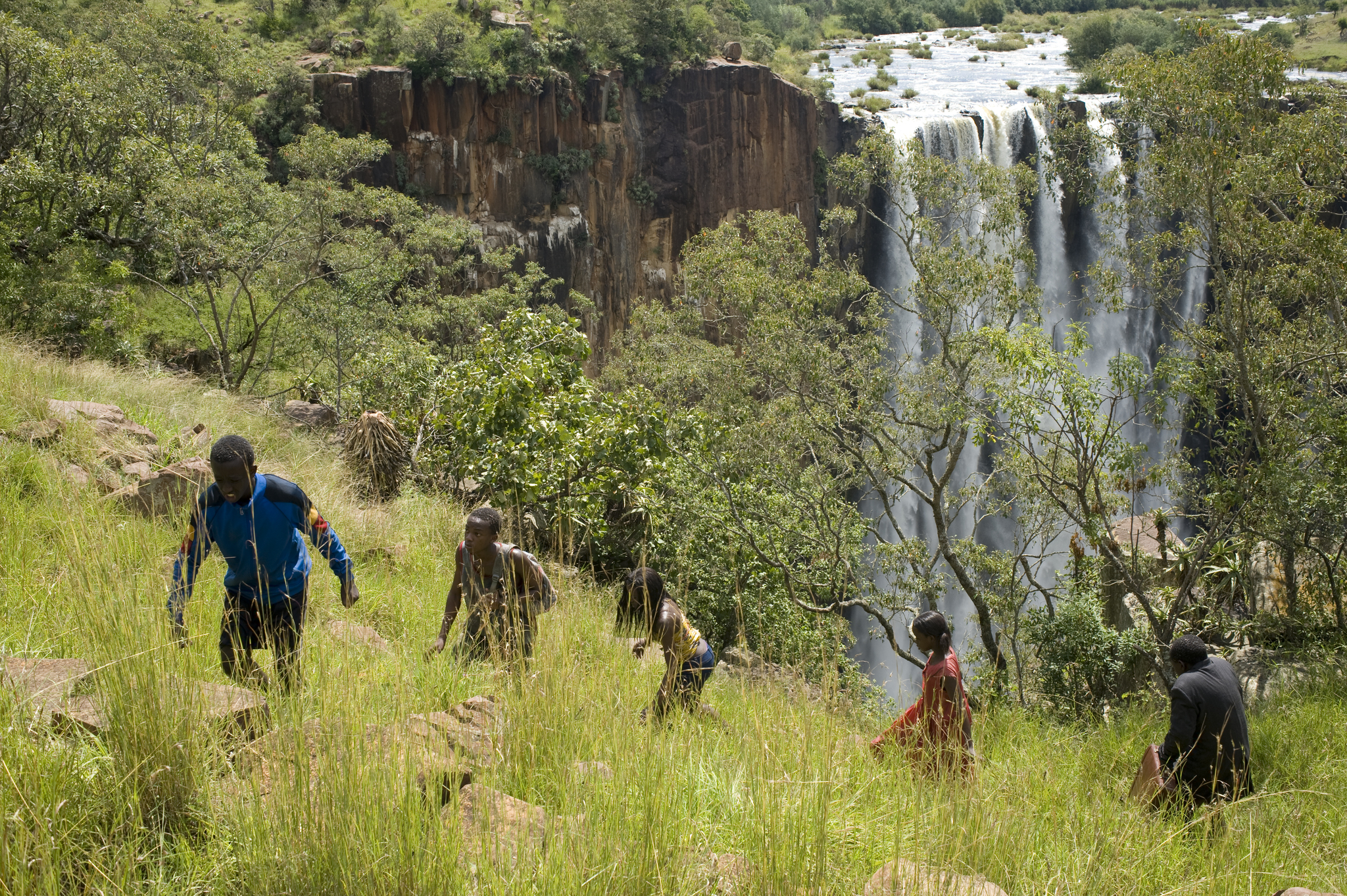 Still of Eriya Ndayambaje, Yves Dusenge, Sherrie Silver, Sanyu Joanita Kintu and Roger Jean Nsengiyumva in Africa United (2010)