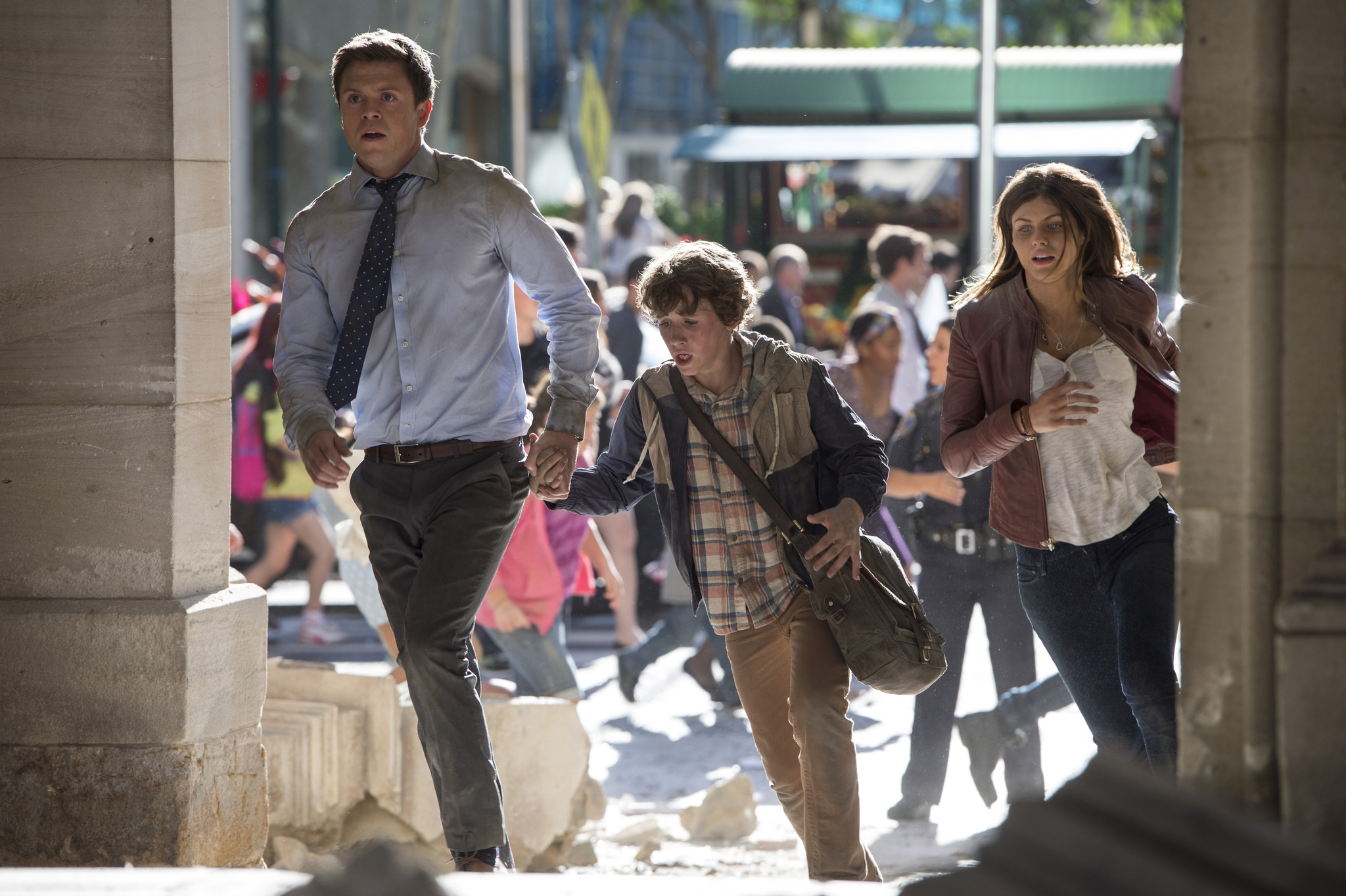 Still of Alexandra Daddario, Art Parkinson and Hugo Johnstone-Burt in San Andreas (2015)