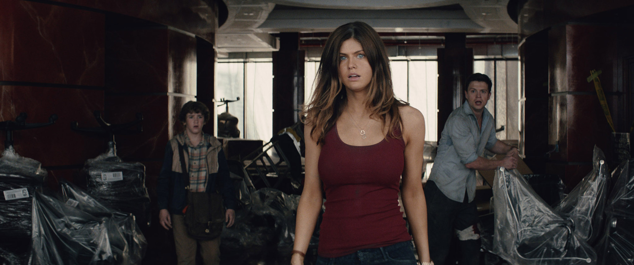 Still of Alexandra Daddario, Art Parkinson and Hugo Johnstone-Burt in San Andreas (2015)