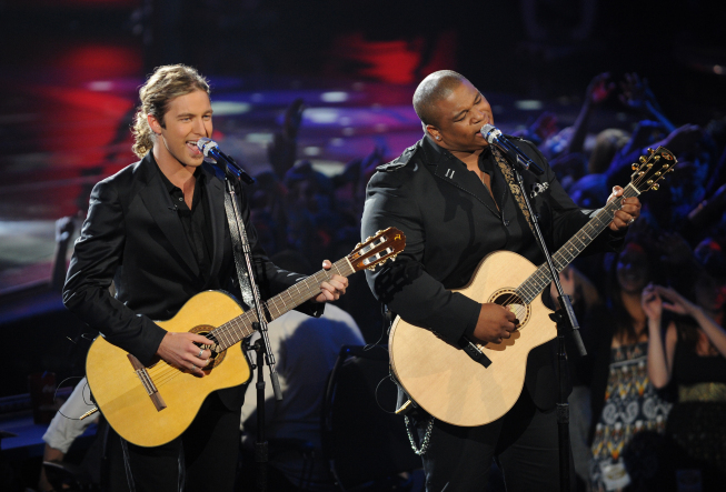 Still of Casey James and Michael Lynche in American Idol: The Search for a Superstar (2002)