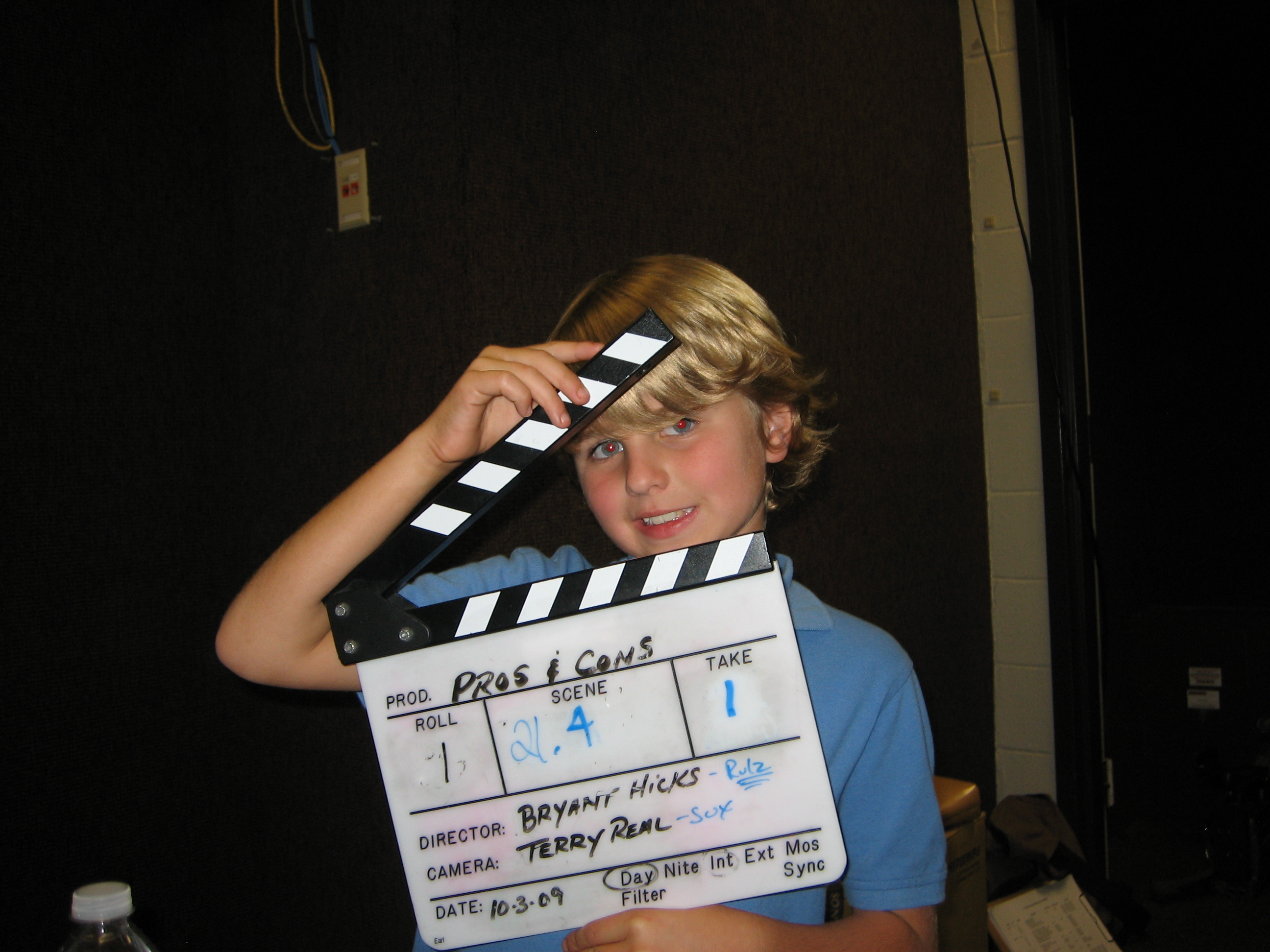 Greyson Moore on set of Pros and Cons.