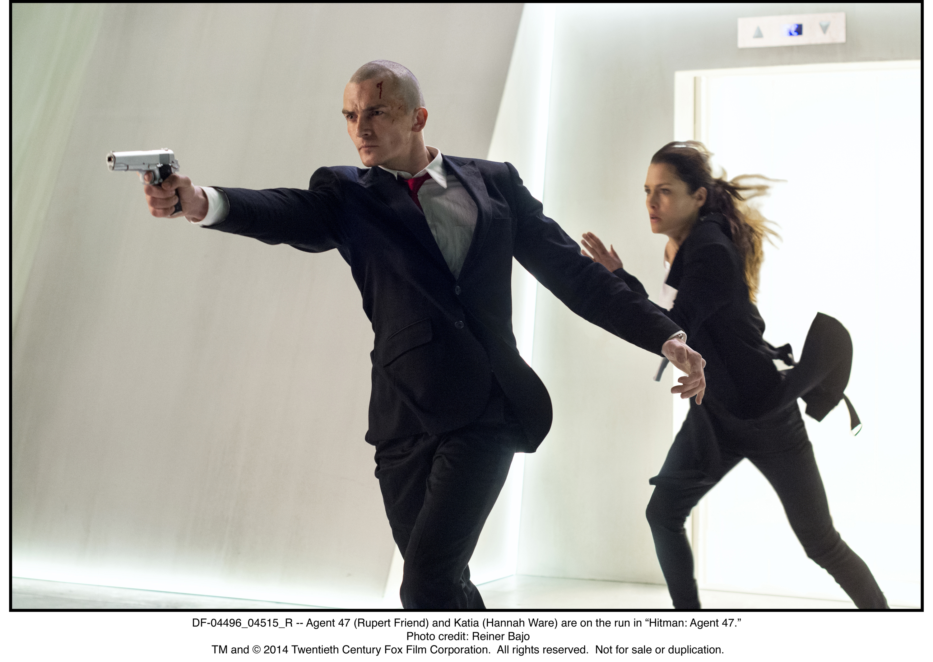 Still of Rupert Friend and Hannah Ware in Hitmanas. Agentas 47 (2015)