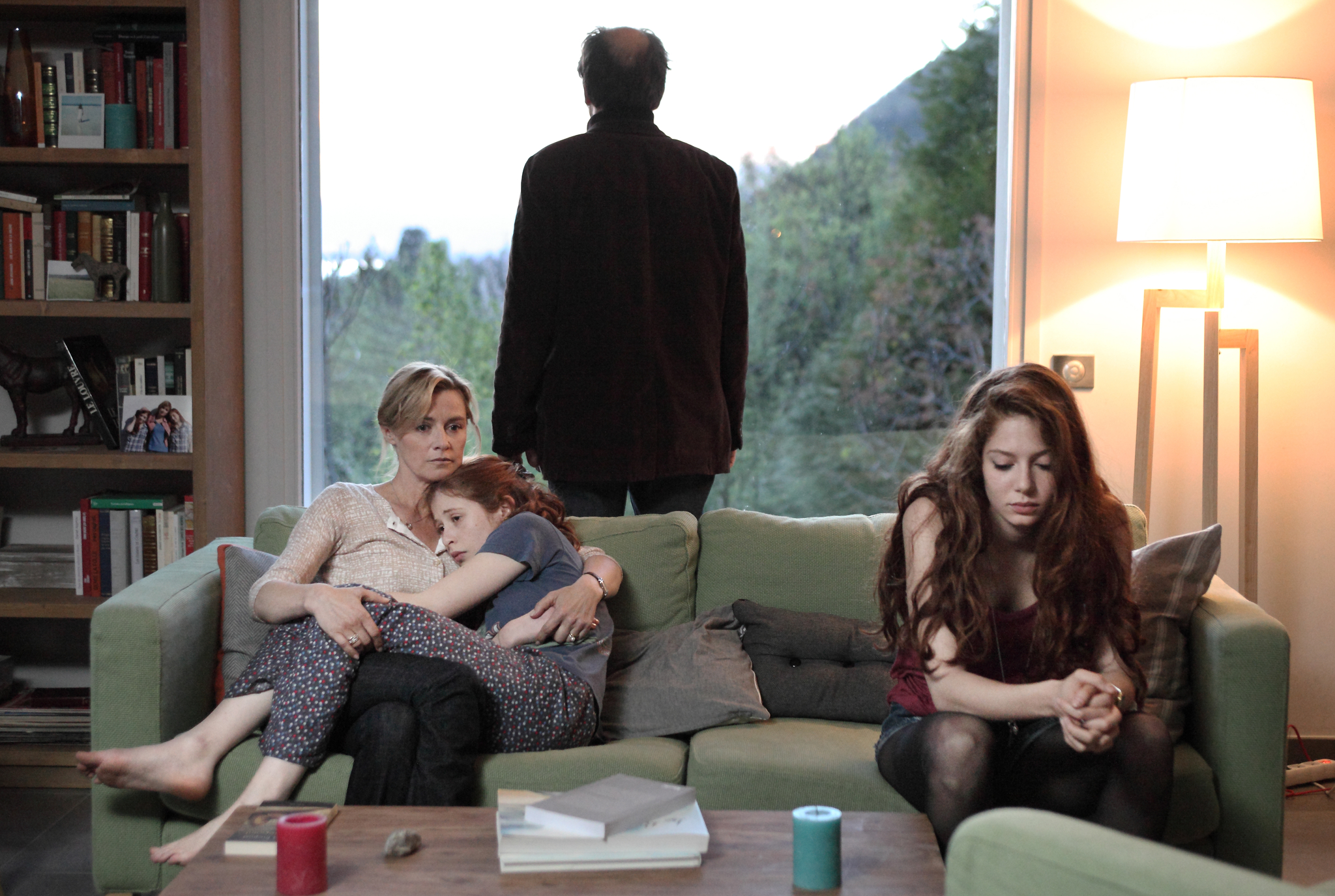 Still of Anne Consigny, Frédéric Pierrot, Jenna Thiam and Yara Pilartz in Les Revenants (2012)