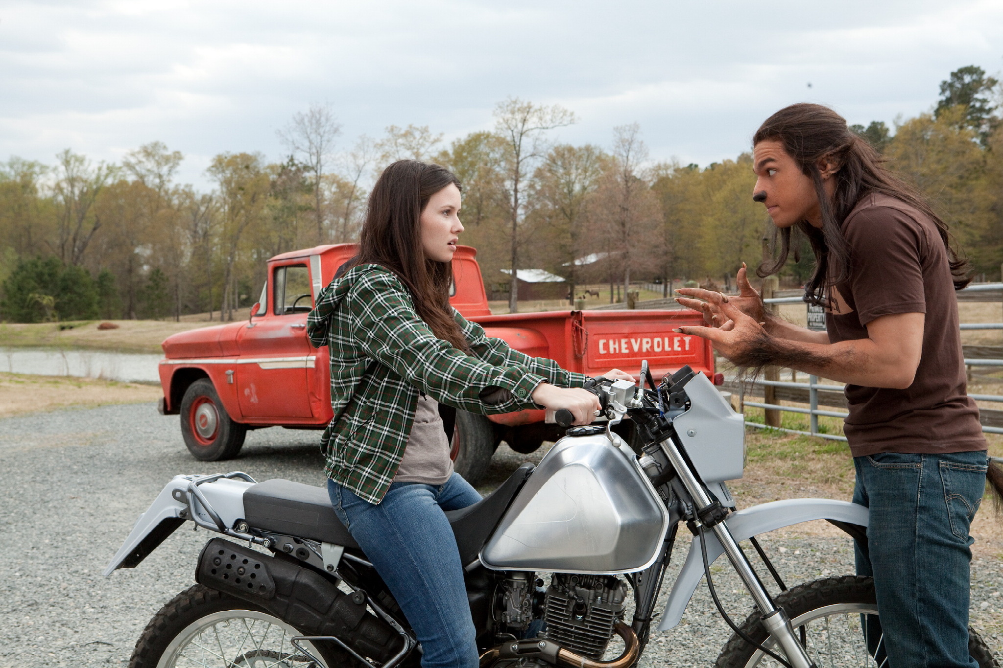 Still of Chris Riggi and Jenn Proske in Vampyrai uzkniso juodai (2010)