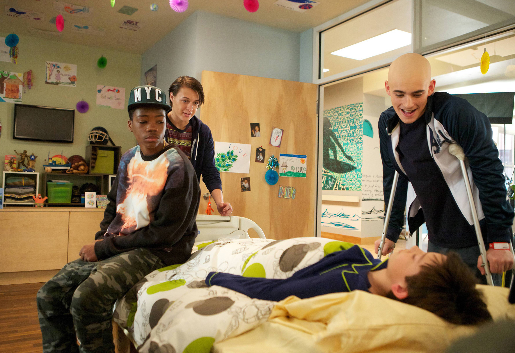 Still of Charlie Rowe, Griffin Gluck and Astro in Red Band Society (2014)