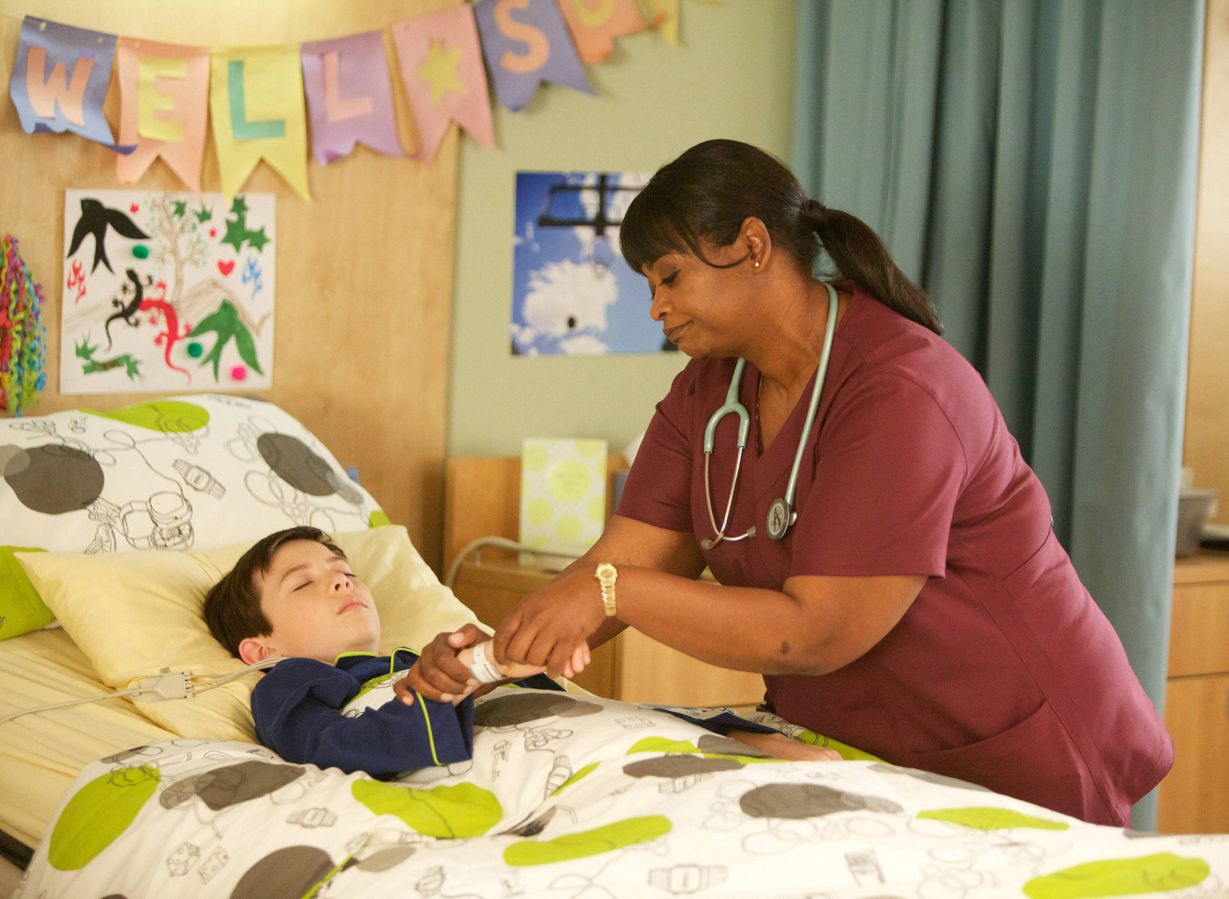 Still of Octavia Spencer and Griffin Gluck in Red Band Society (2014)