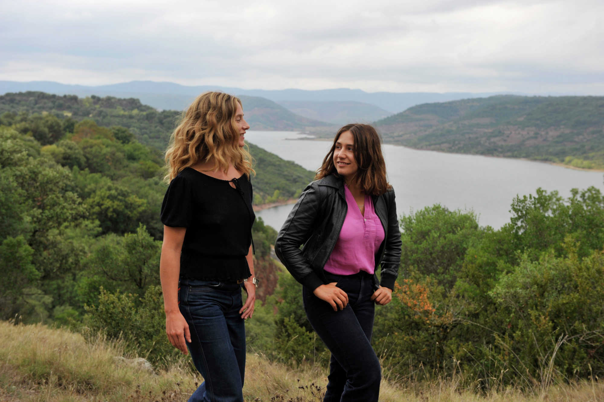 Still of Cécile De France and Izïa Higelin in La belle saison (2015)