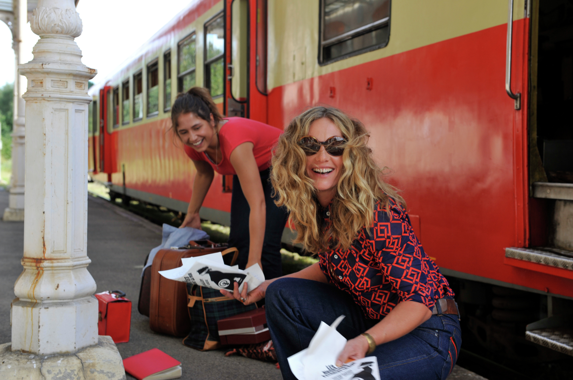 Still of Cécile De France and Izïa Higelin in La belle saison (2015)