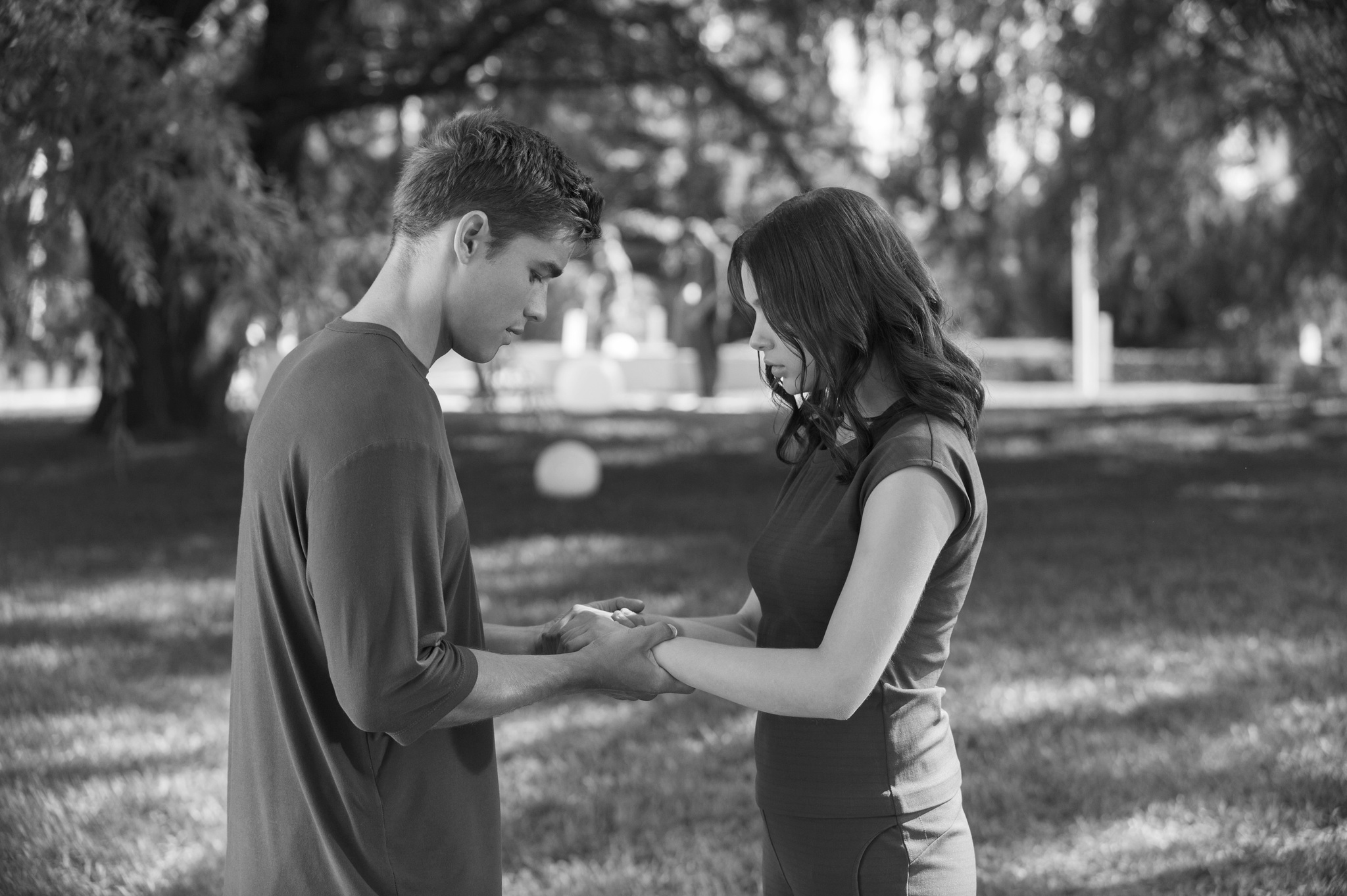 Still of Odeya Rush and Brenton Thwaites in Siuntejas (2014)