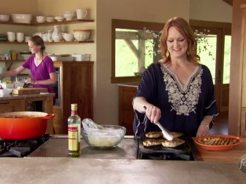Still of Ree Drummond and Paige Drummond in The Pioneer Woman (2011)