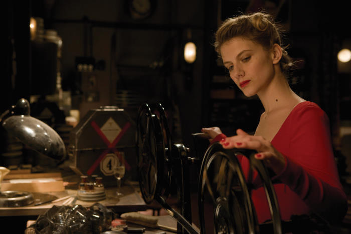 Still of Mélanie Laurent in Negarbingi sunsnukiai (2009)