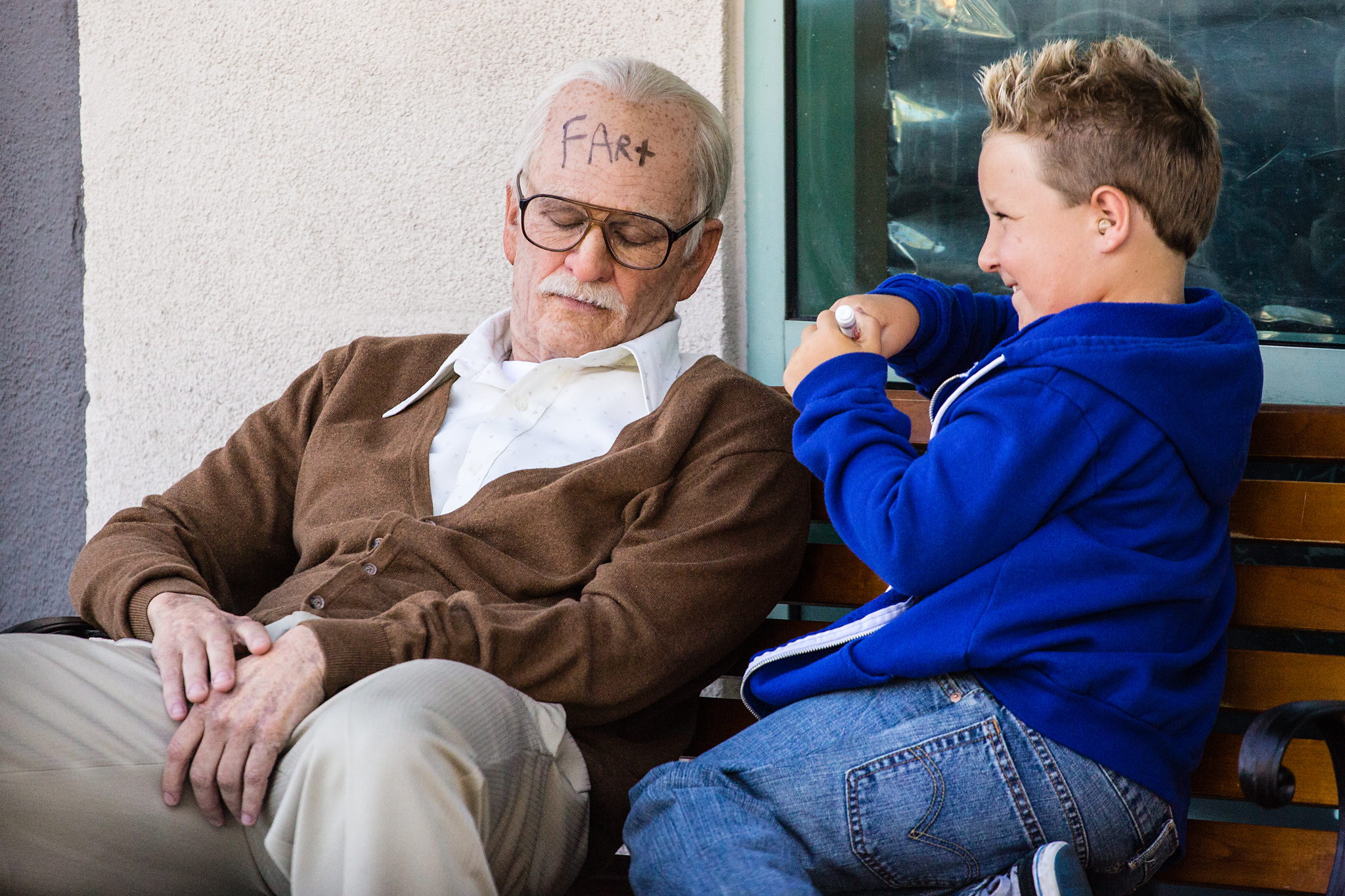 Still of Johnny Knoxville and Jackson Nicoll in Jackass pristato: Blogas senelis (2013)