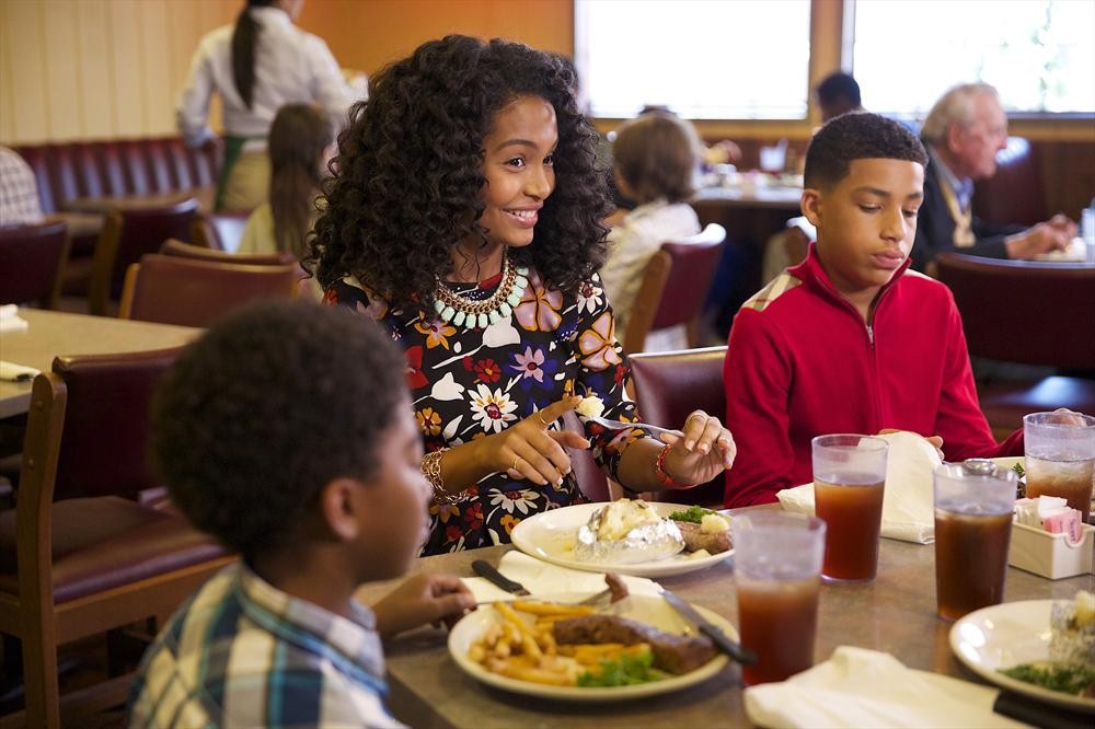 Still of Yara Shahidi, Marcus Scribner and Miles Brown in Black-ish (2014)