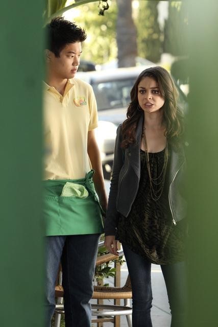 Ki Hong Lee and Sarah Hyland on Modern Family from the episode 
